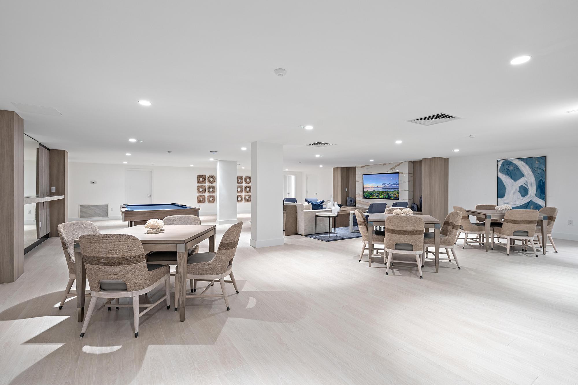 CARLYLE HOUSE CONDO - Residential