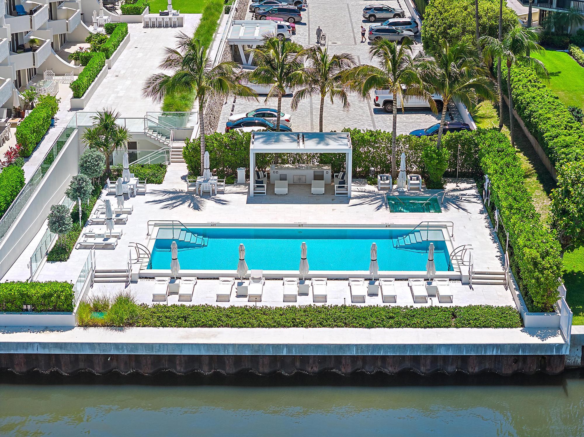CARLYLE HOUSE CONDO - Residential