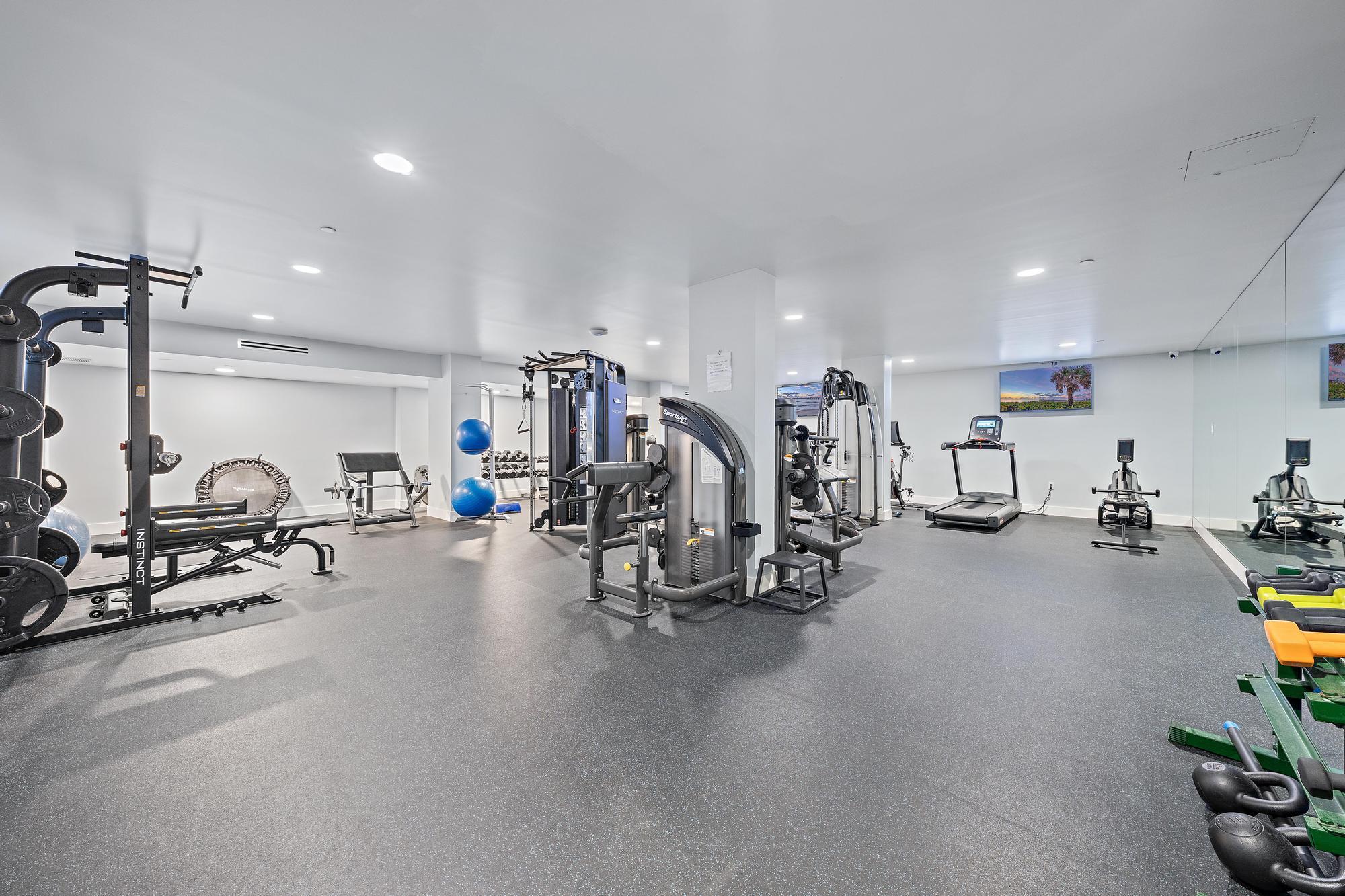 CARLYLE HOUSE CONDO - Residential