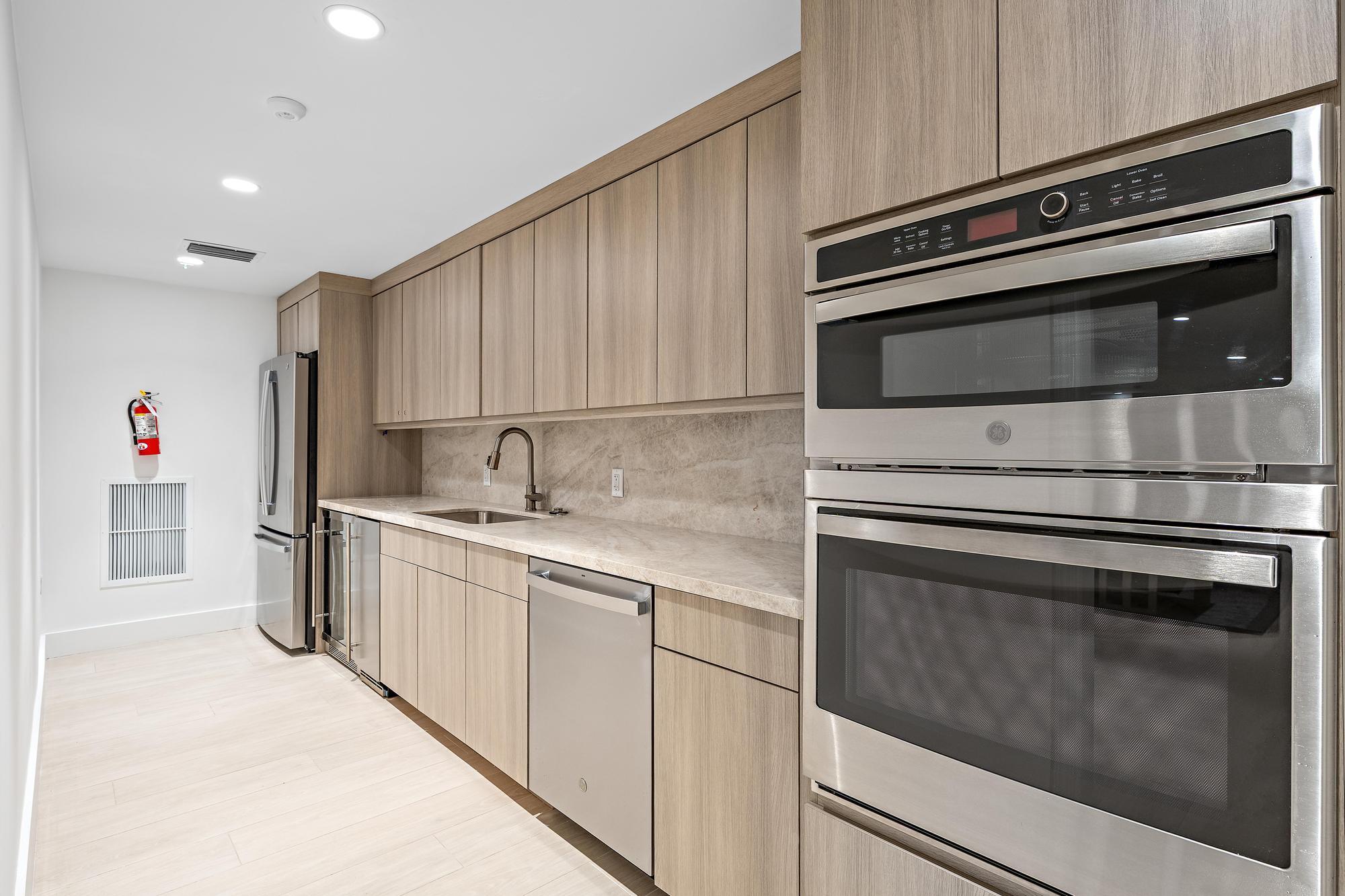 CARLYLE HOUSE CONDO - Residential