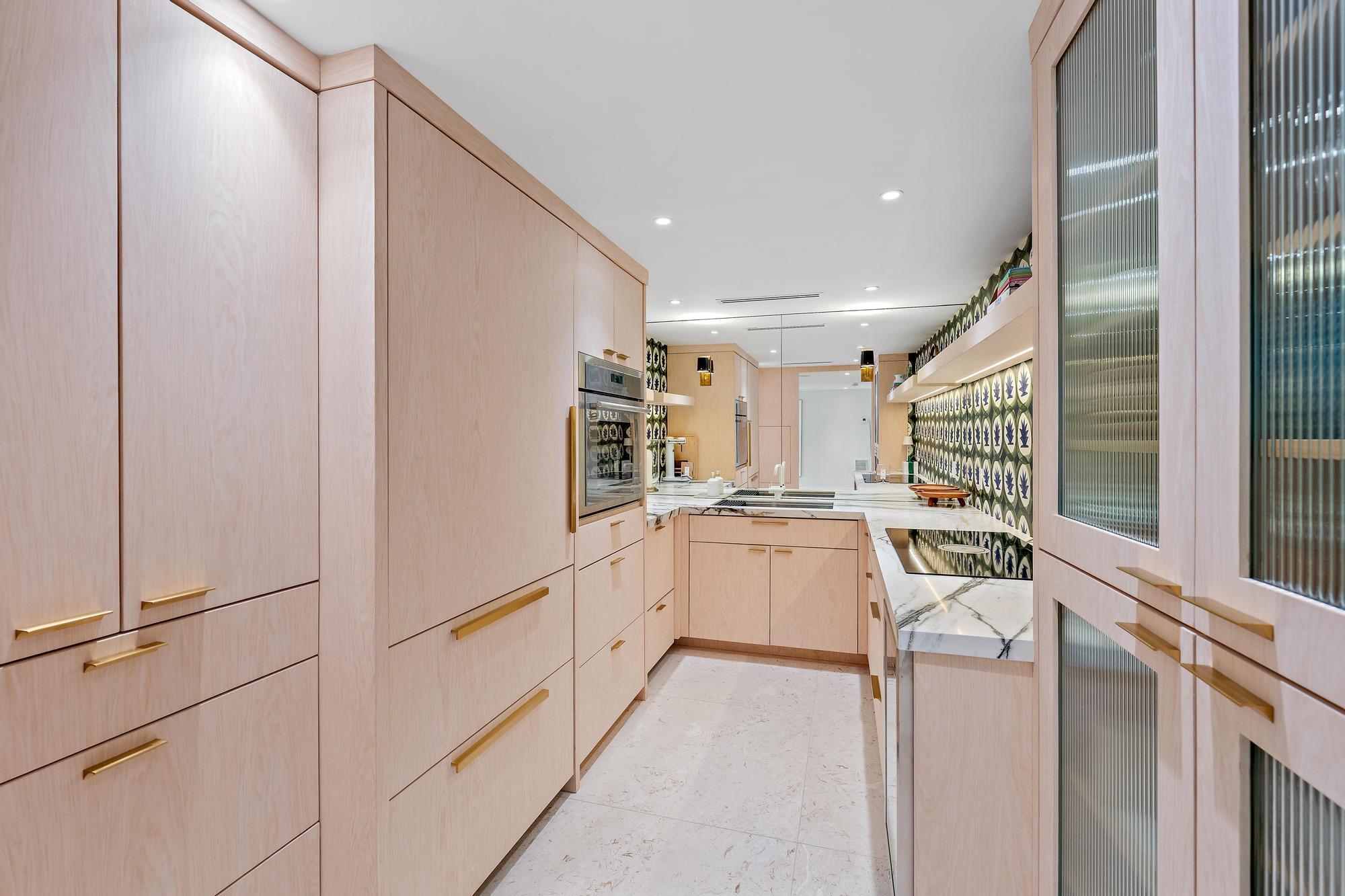 CARLYLE HOUSE CONDO - Residential