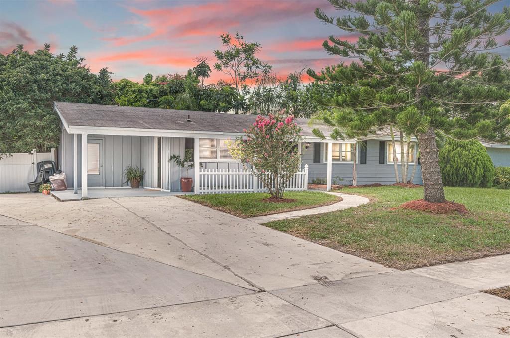 Photo of 761 SE Solaz Avenue, Fort Pierce, FL 34983 (MLS # R10734836)