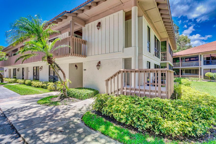 Fabulous Golf Villa, FULLY FURNISHED 2 Bedroom 2 Bathroom - corner unit located in the desirable
community, Golf Villas of PGA National. This unit is ideal for short-term or long-term rentals, making it an
excellent investment property. PGA National includes five renowned golf courses, a wholly reimagined spa
and a resort pool, three restaurants, and much more! Club membership is optional at PGA National. Call
for an appointment today!