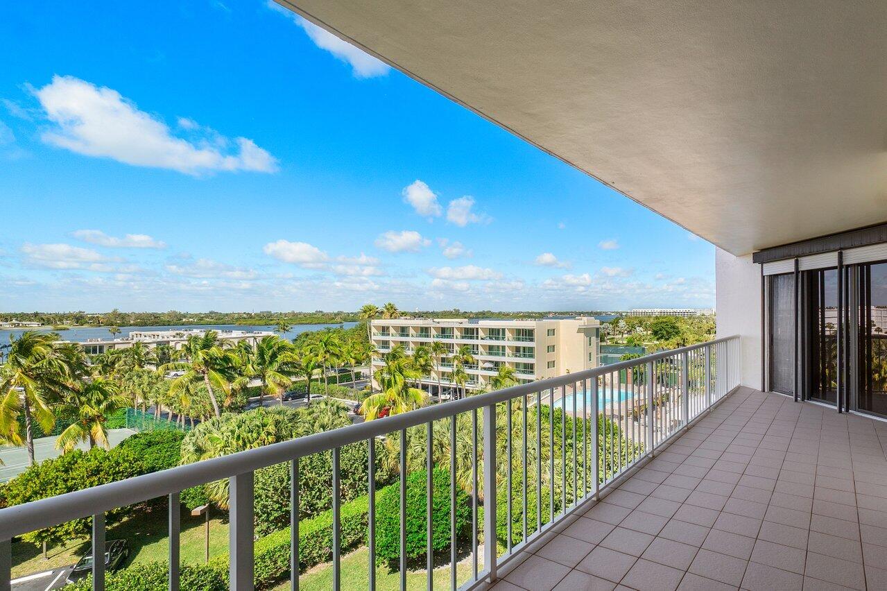 TWENTY SEVEN SEVENTY SOUTH OCEAN BOULEVARD COND DE - Residential