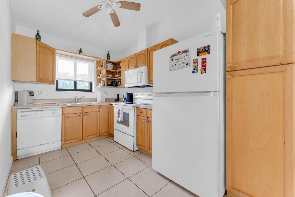 LAKE WINDWOOD CONDO - Residential