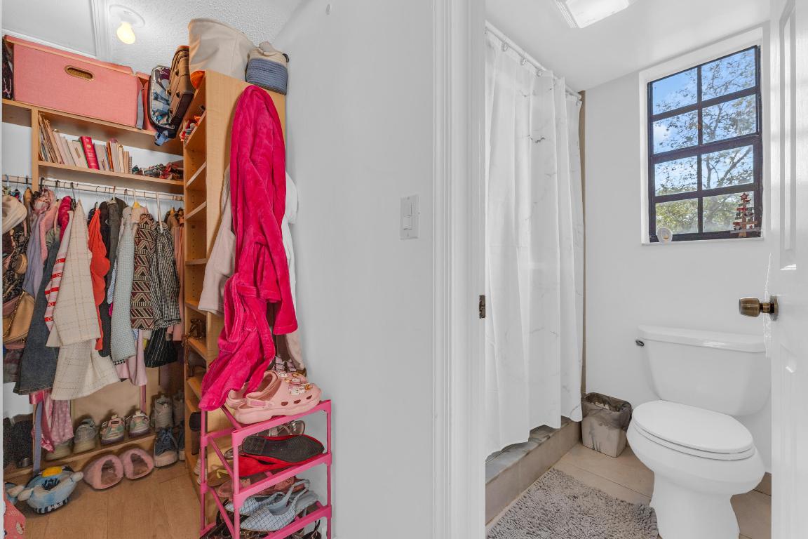 LAKE WINDWOOD CONDO - Residential