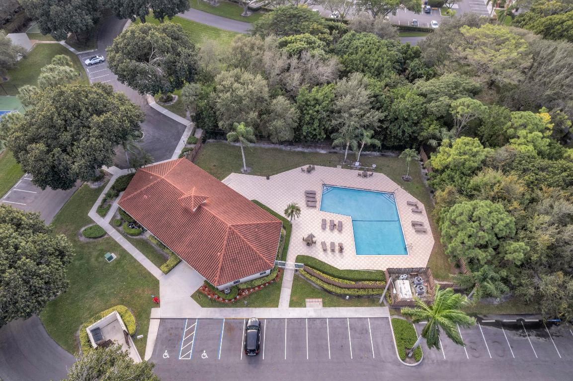 LAKE WINDWOOD CONDO - Residential