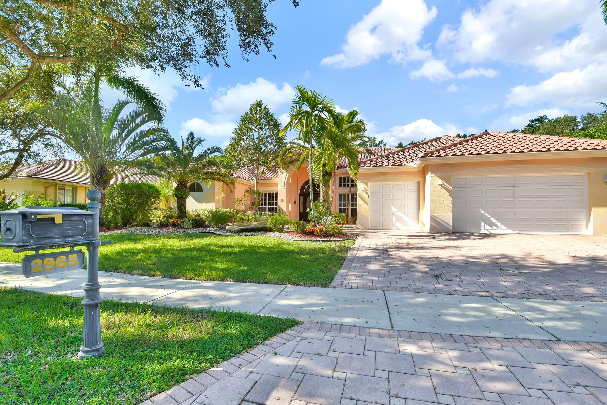 Beautiful one story home at the prestigious Weston Hills Country Club *3,300 SQF* Five bedrooms * four 1/2 bathrooms * pool* Oversized lot 15,175 sqf. *Vaulted ceilings * hardwood flooring and laminate that accentuates the abundant natural light* Spacious layout* Pool screen enclosures*Roof 2016... Ready to move in!