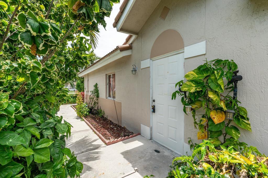 VILLAGES OF RENAISSANCE - Residential Lease