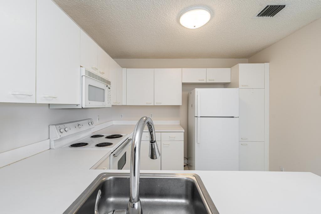 VILLAGES OF RENAISSANCE - Residential Lease