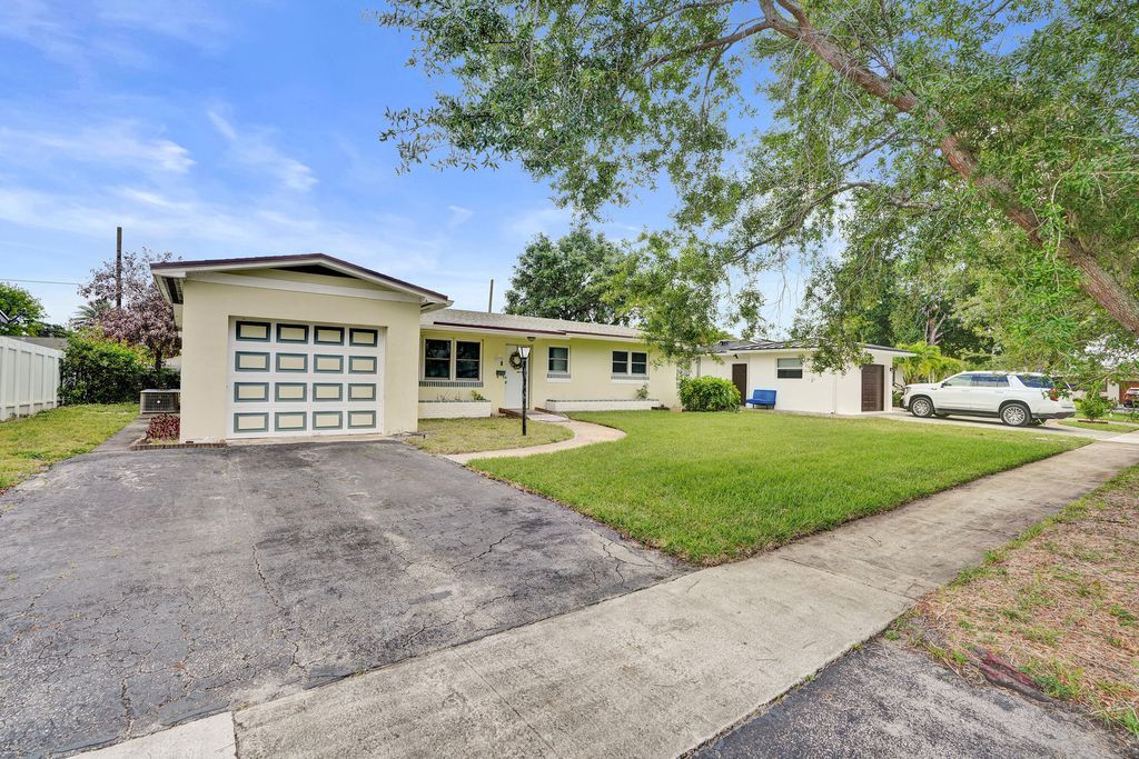 Photo of 731 SW 71st Terrace, Pembroke Pines, FL 33023 (MLS # F10539234)