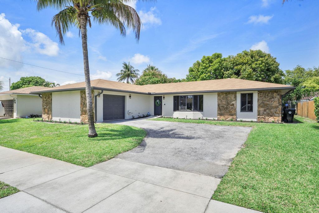 Photo of 1820 N 17th Ct Court N, Lake Worth Beach, FL 33460 (MLS # B26012908)