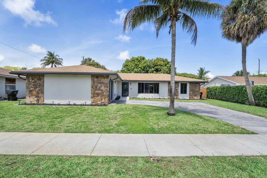 Photo of 1820 N 17th Ct Court N, Lake Worth Beach, FL 33460 (MLS # B26012908)