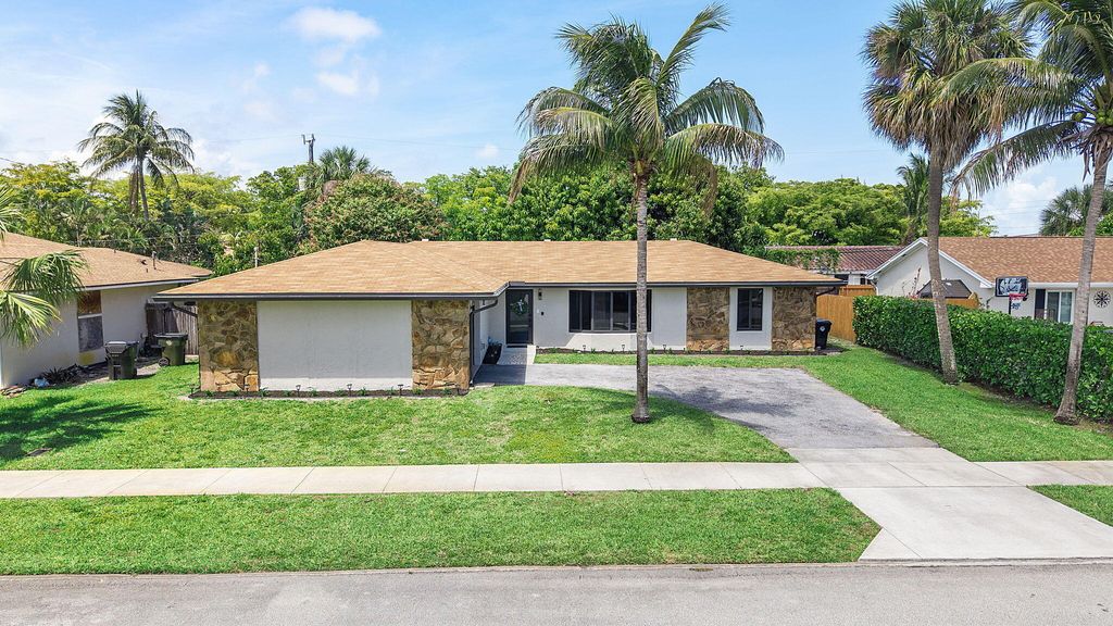 Photo of 1820 N 17th Ct Court N, Lake Worth Beach, FL 33460 (MLS # B26012908)