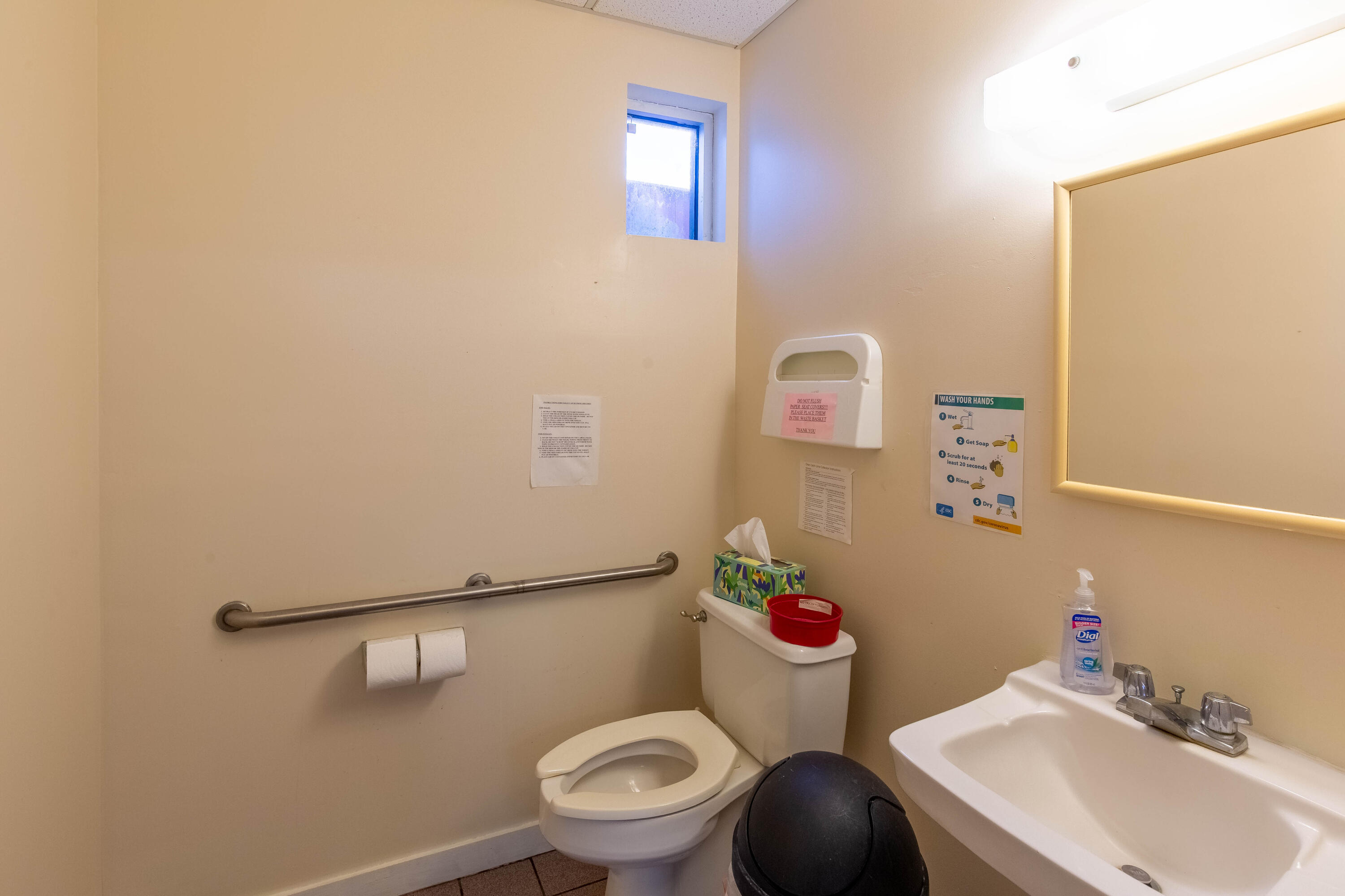 Main image without alt text