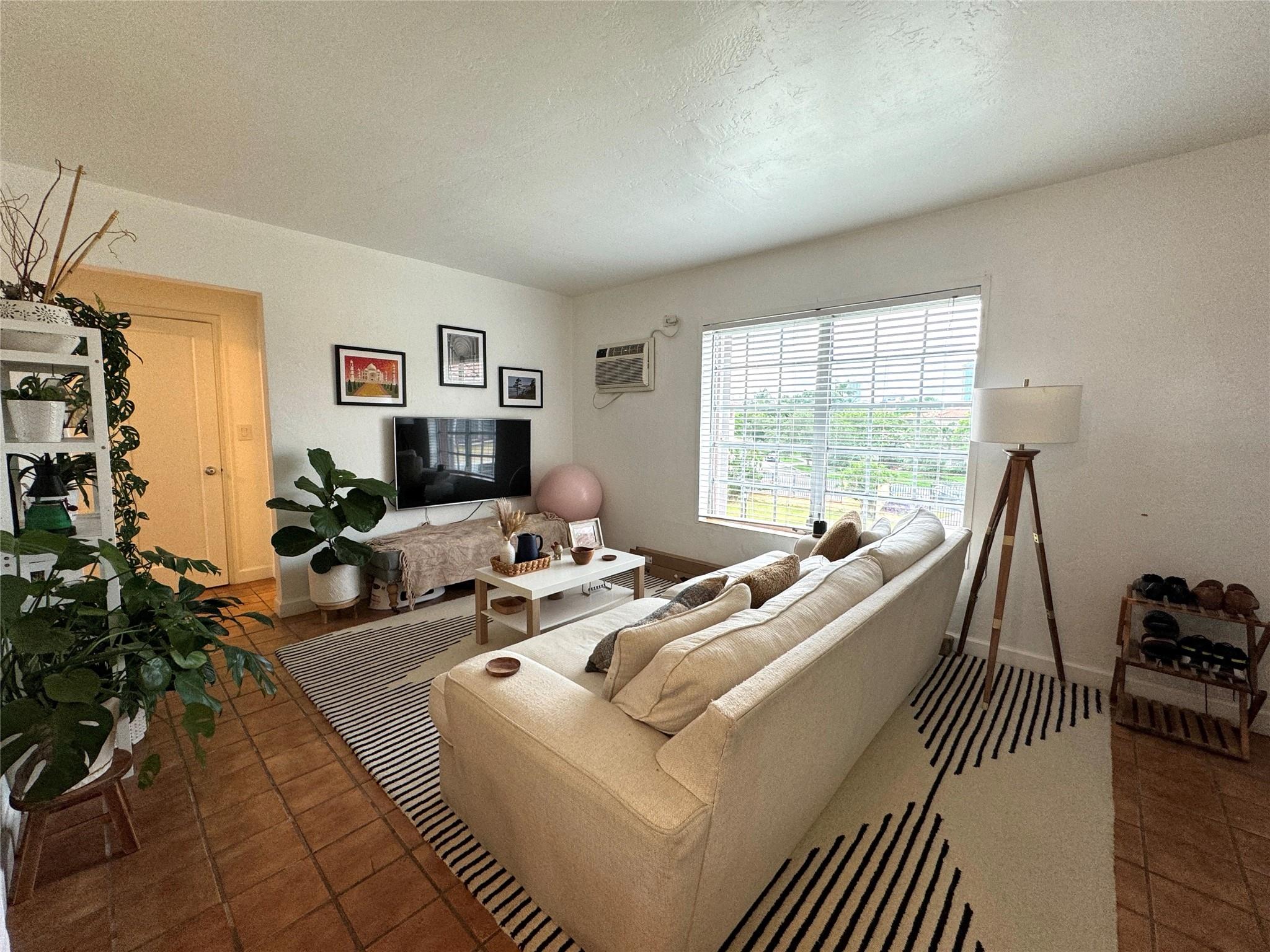Super spacious, full of light 1+1 in a quiet gated community. Wide open views ad gardens. Easy street 
parking. Hot water included with the rent. No pets. Amazing location within The Roads. Walking distance 
to Metro Rail, Brickell City Center and Calle 8.