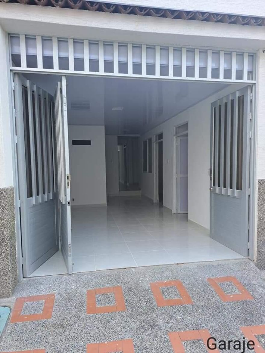 Nice single family residence, ample and bright , located strategically near Downtown Pereira, Colombia, recently remodel close to everything, Hospitals, schools, banks, shopping malls, places of worship etc.... Also easy access to public transport, main highways and Megabus station at 500 meters. One story with the possibility to build more stories.