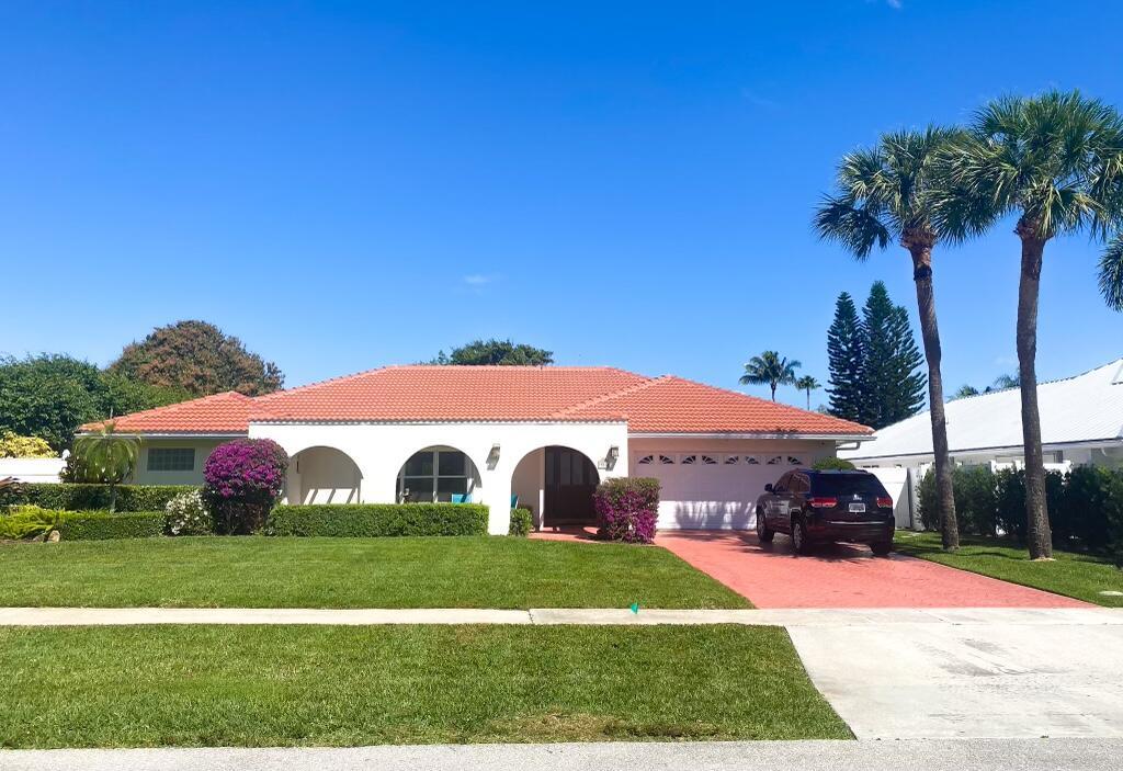 Short term rental available now for the off season. Olympus is a sought after beachside community and close to everything Jupiter has to offer. Cleaning service is included 1x a month, as well as lawn and pool maintenance.