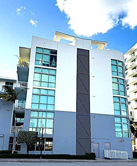 LOFTS AT HOLLYWOOD STATIO - Residential