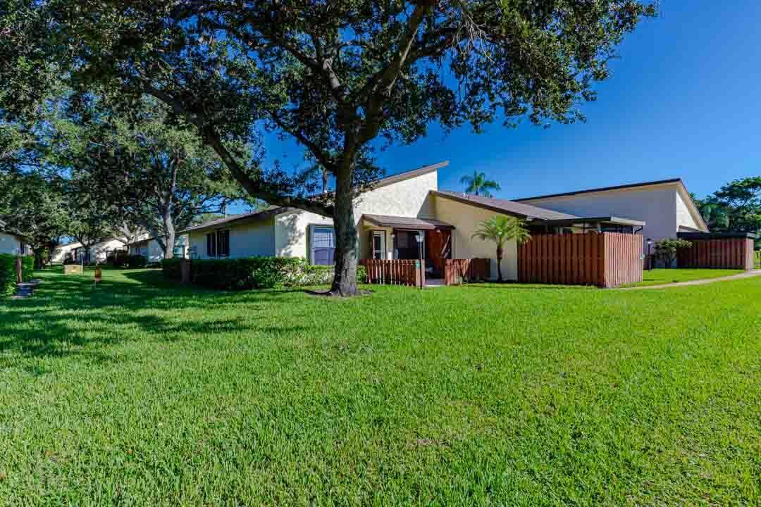 VILLAS OF HOBE SOUND COND - Residential