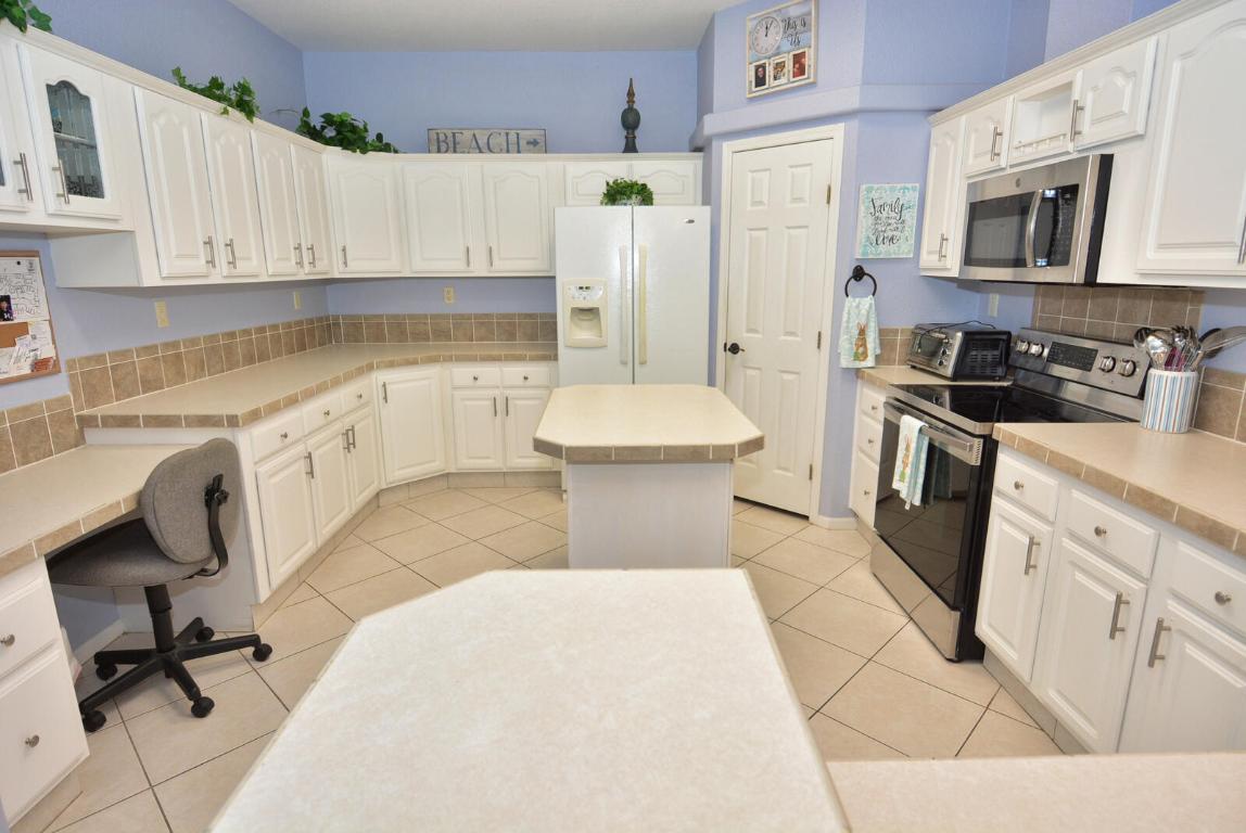 8154 14th Hole Drive, Port St Lucie, FL, 34952/$243,000 2 8154 14th Hole Drive