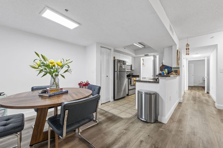 Great location in the heart of Plantation! Spacious apartment in the Plantation Paragon community offering comfortable living with a functional layout. Conveniently located near shopping, dining, parks, and major highways for easy commuting. A great opportunity to enjoy central Plantation living.