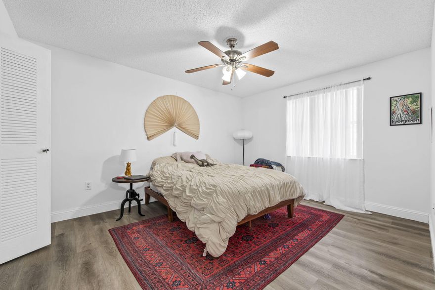 Great location in the heart of Plantation! Spacious apartment in the Plantation Paragon community offering comfortable living with a functional layout. Conveniently located near shopping, dining, parks, and major highways for easy commuting. A great opportunity to enjoy central Plantation living.