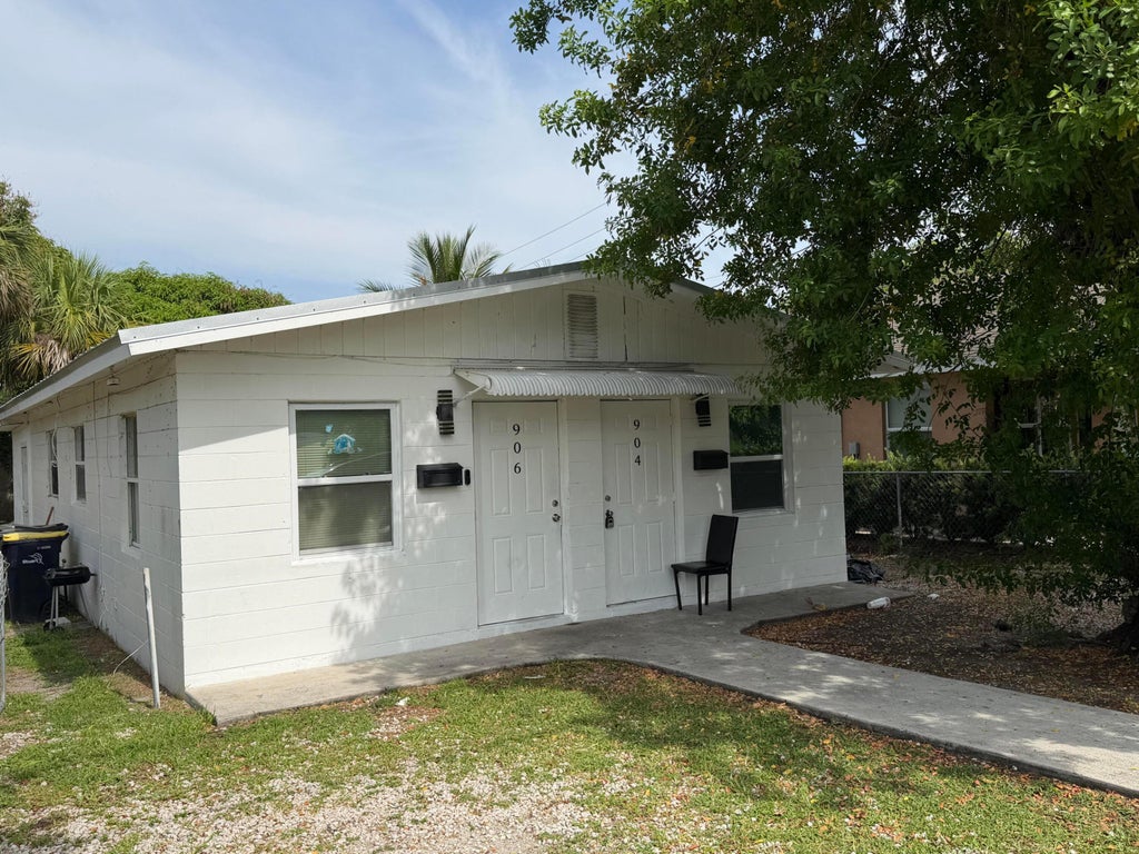 Photo of 906 SE Tarpon Avenue #B, Stuart, FL 34994 (MLS # B26031718)