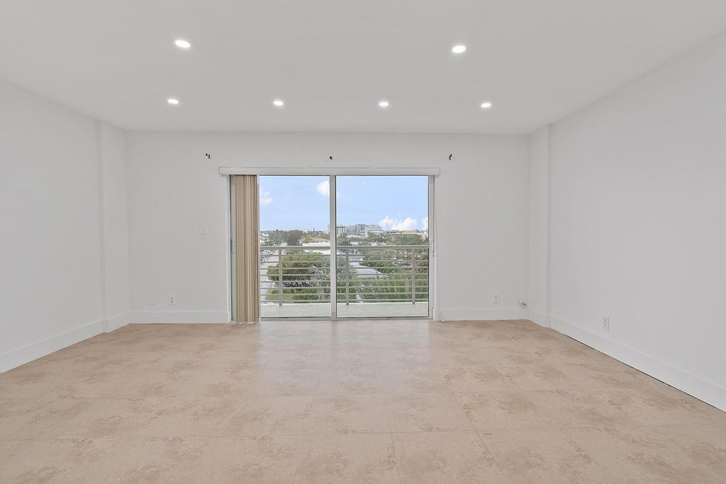 LAUDERDALE TOWER - Residential