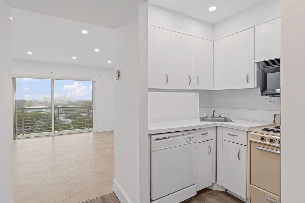 LAUDERDALE TOWER - Residential