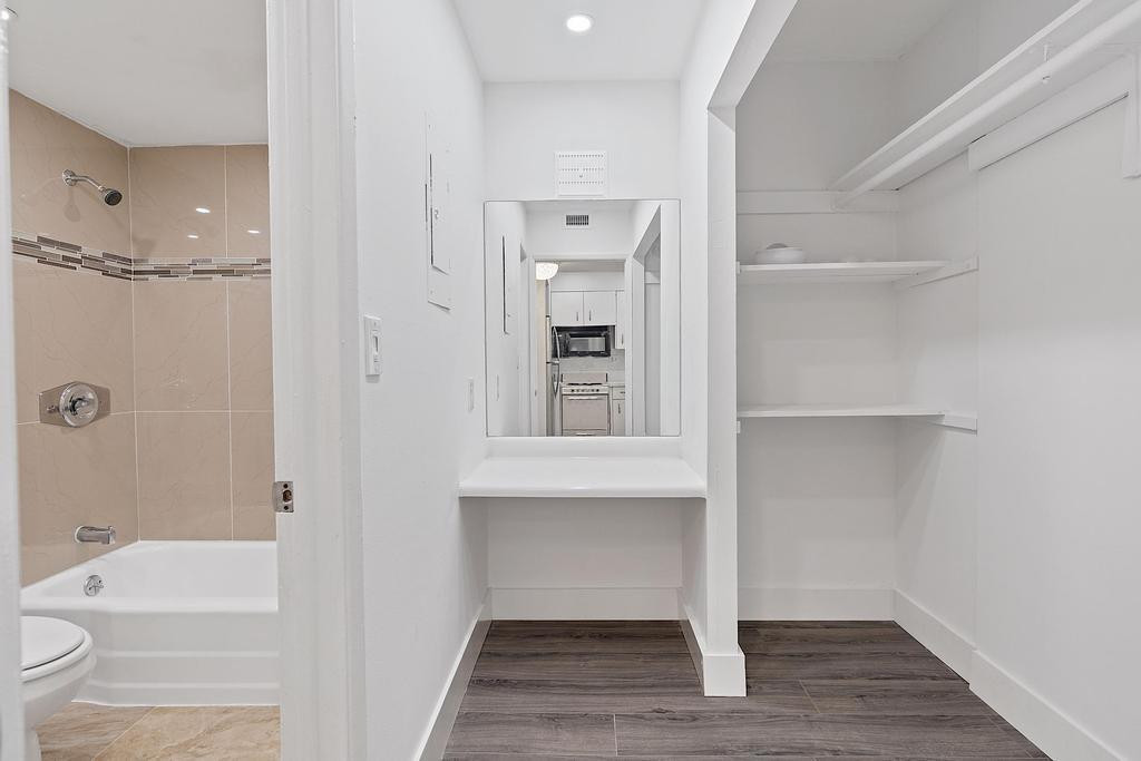 LAUDERDALE TOWER - Residential