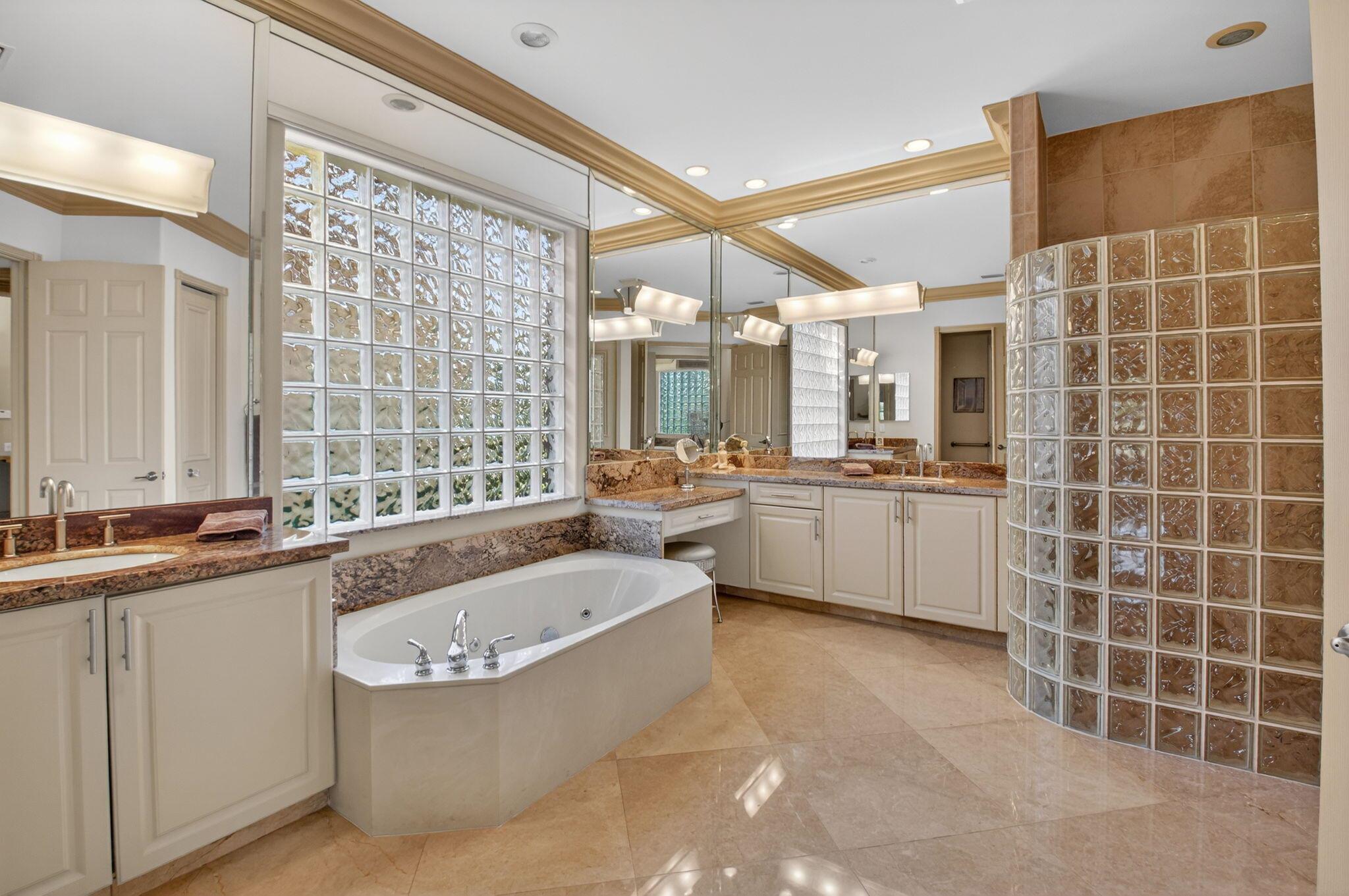 VALENCIA PALMS - Residential