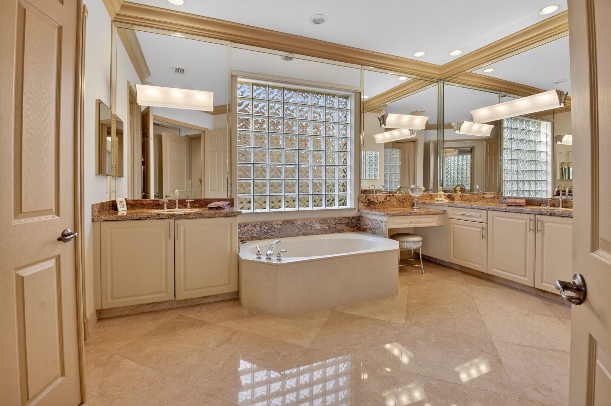 VALENCIA PALMS - Residential