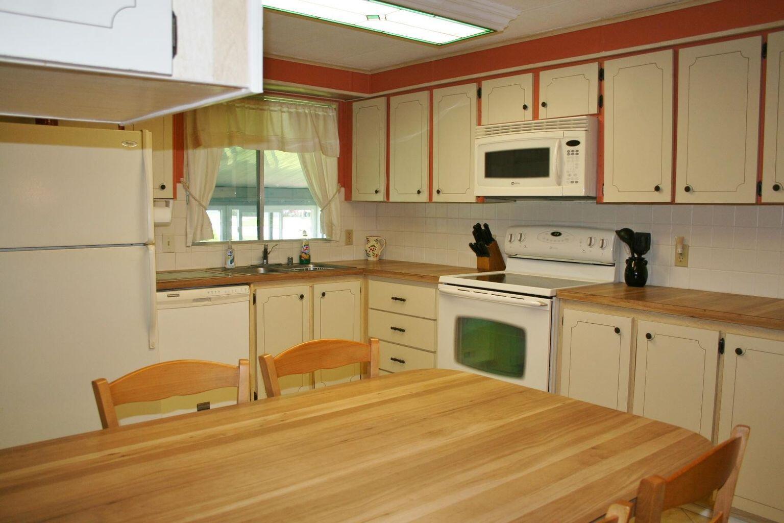 6985 SE Amendment Street, Hobe Sound, FL, 33455/$249,000 3 6985 SE Amendment Street