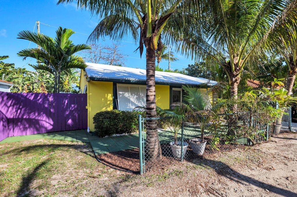Photo of 2 Kenmore Lane, Boynton Beach, FL 33435 (MLS # R11168171)