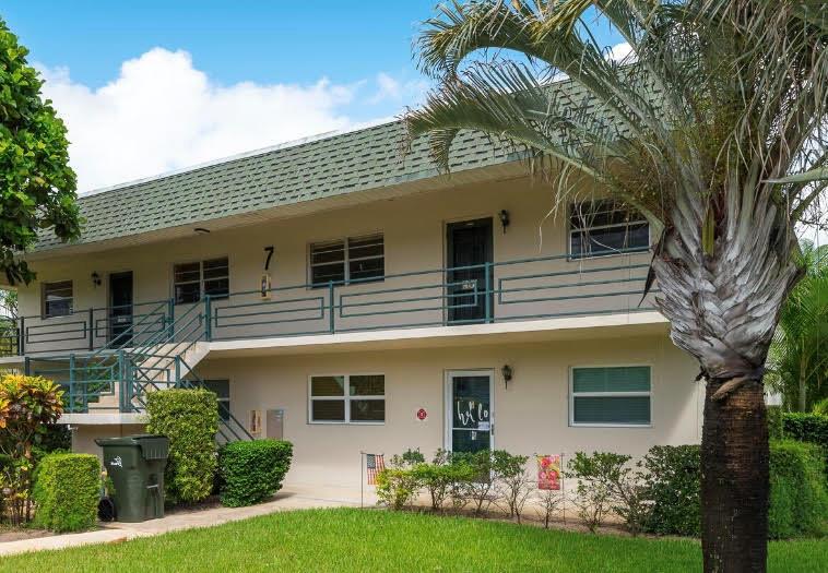 Check out this cute and bright 3 BED 2 BATH condo ready for immedate occupancy in Stuart! Updated flooring. Split bedroom floor-plan with eat-in kitchen. Close to shopping, restaurants, entertainment and schools. Just minutes to downtown Stuart! Private, 2nd floor end unit with large screened in balcony and storage room. Schedule your private tour today!