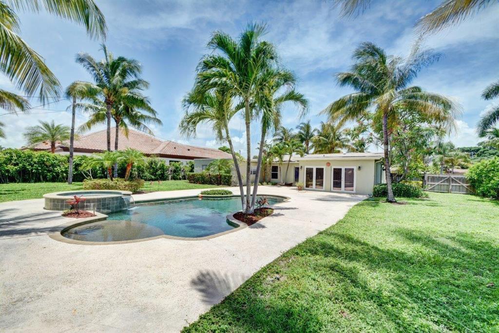 Gorgeous pool, giant back yard oasis, great house with brand new washer and dryer. Zoned for South Olive Elementary. Short walk to the Intracoastal, restaurants and park. Pets allowed at Landlord's discretion.
