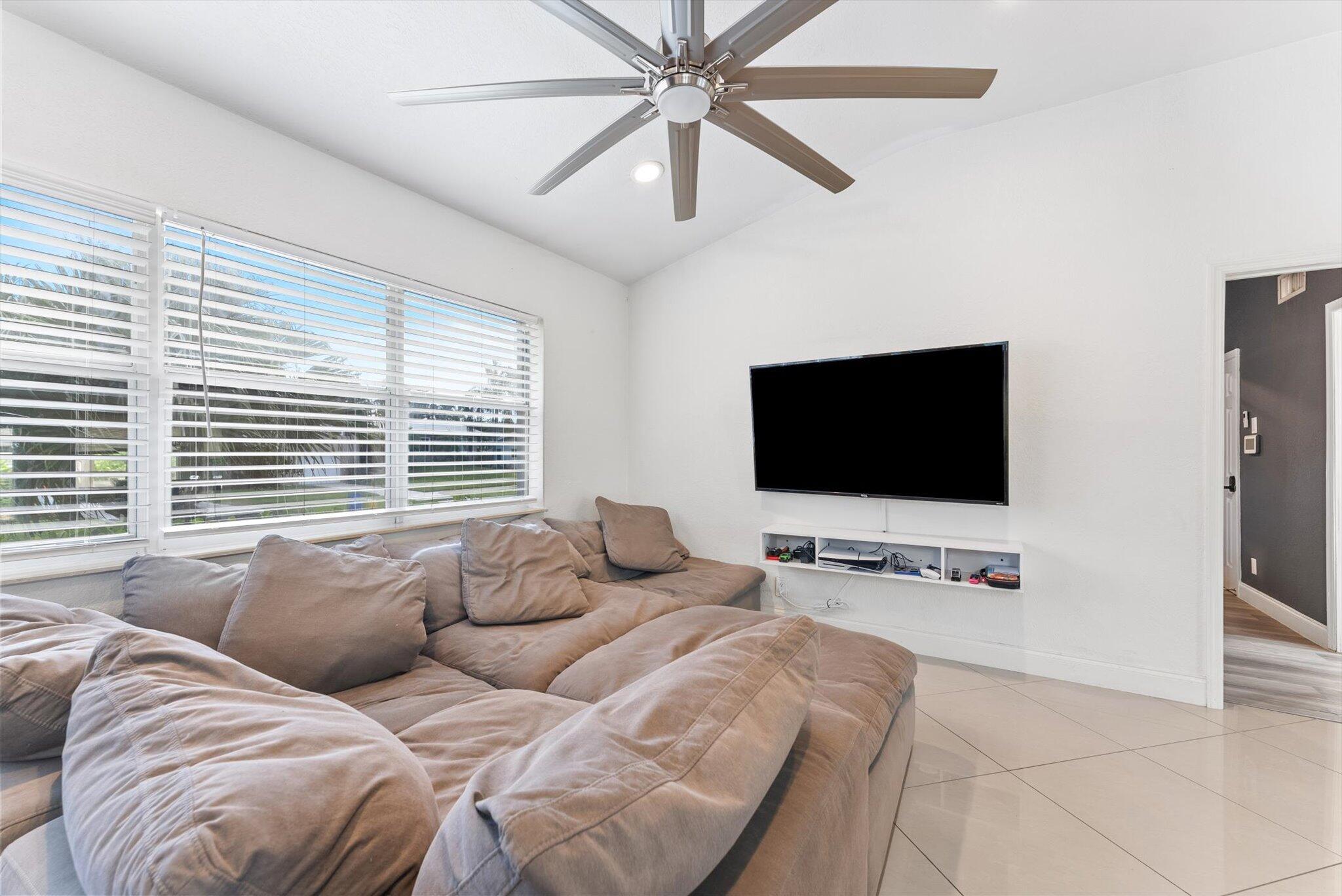 LAKE OSBORNE ESTATES 6 - Residential