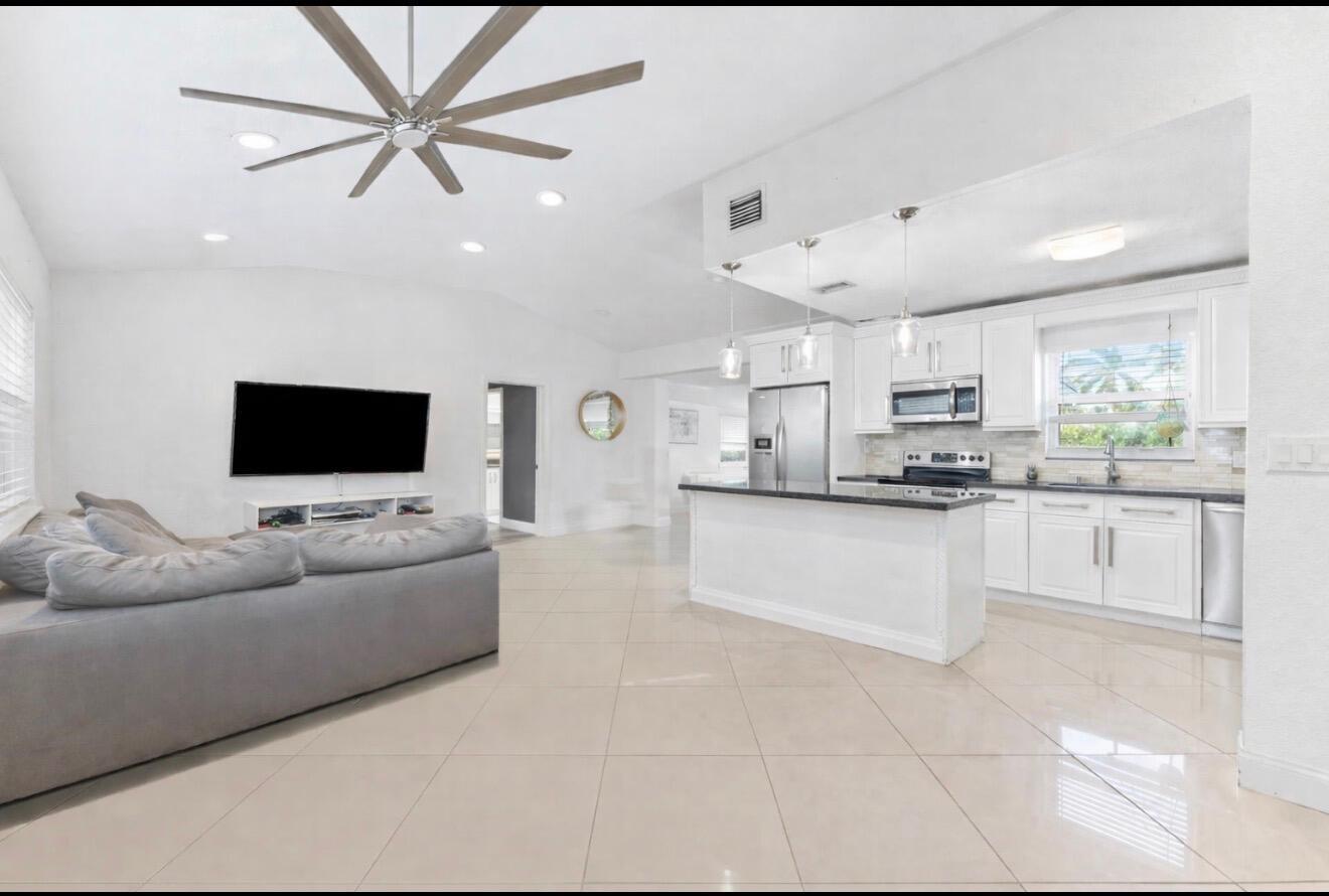 LAKE OSBORNE ESTATES 6 - Residential