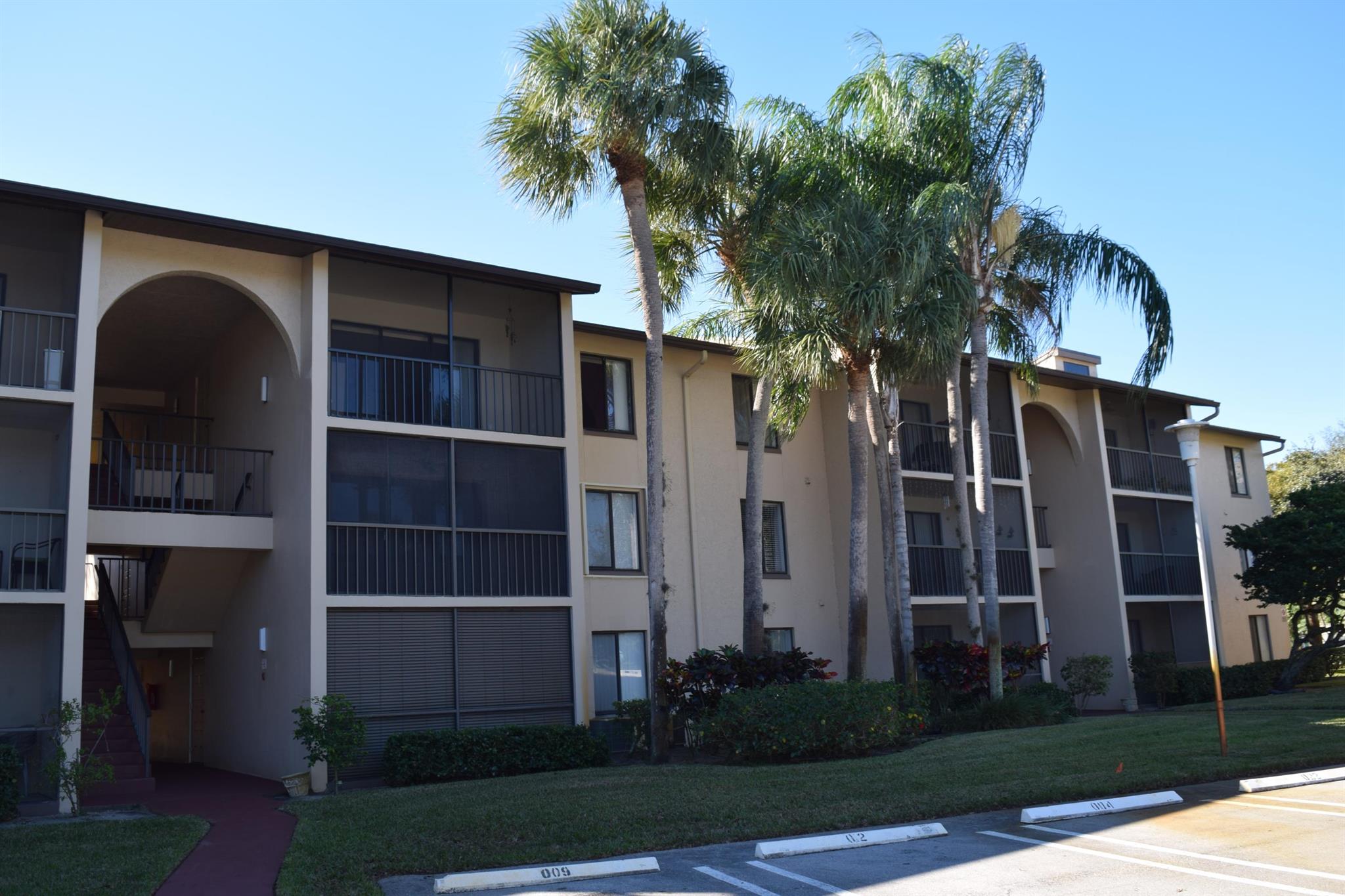 LOVELY 1/1 IN THE CHARTER CLUB A VERY WELL MAINTAINED COMMUNITY THAT OFFERS WALKING AREAS, SWIMMING POOL, CENTRALLY LOCATED IN THE HEART OF GREENACRES, NEAR BY SHOPPING CENTERS, MAJOR AVENUES LIKE JOG AND 10TH AVENUE. credit score required 680 by the HOA