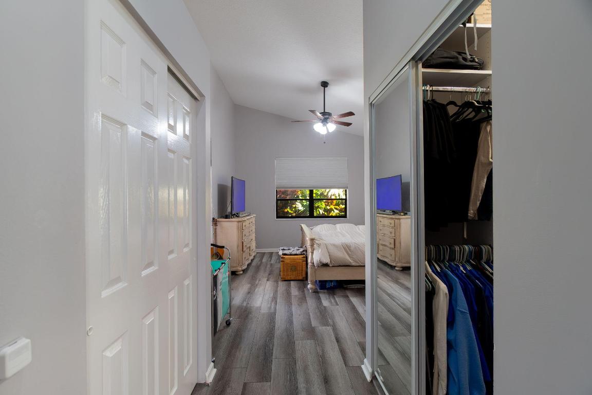 10122 Lexington Circle N