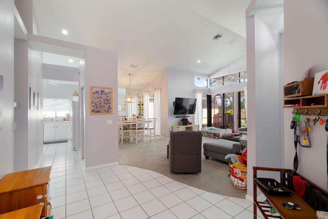 10122 Lexington Circle N