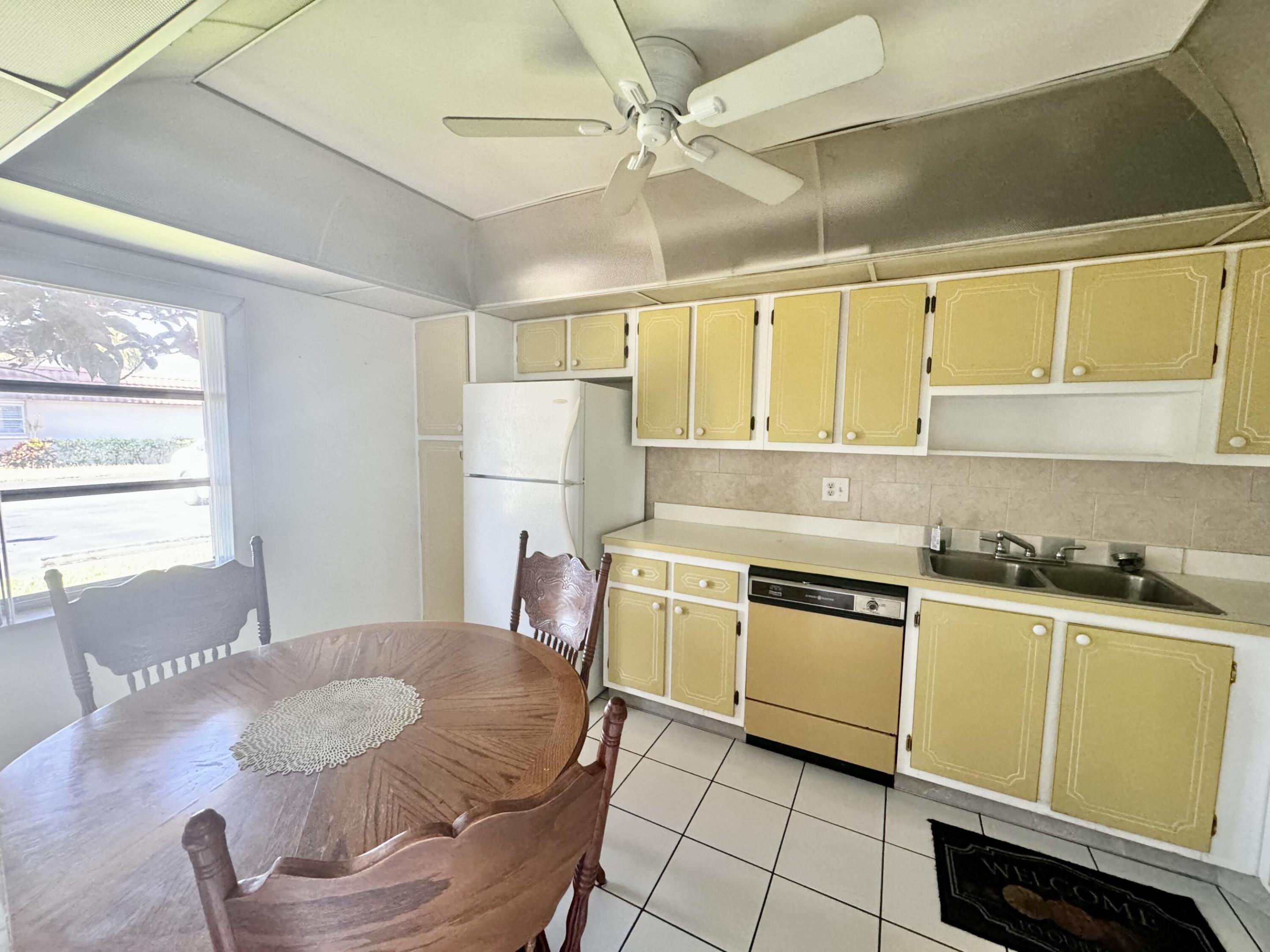 CRESTHAVEN CONDO TOWNHOMES SEC 2 - Residential Lease