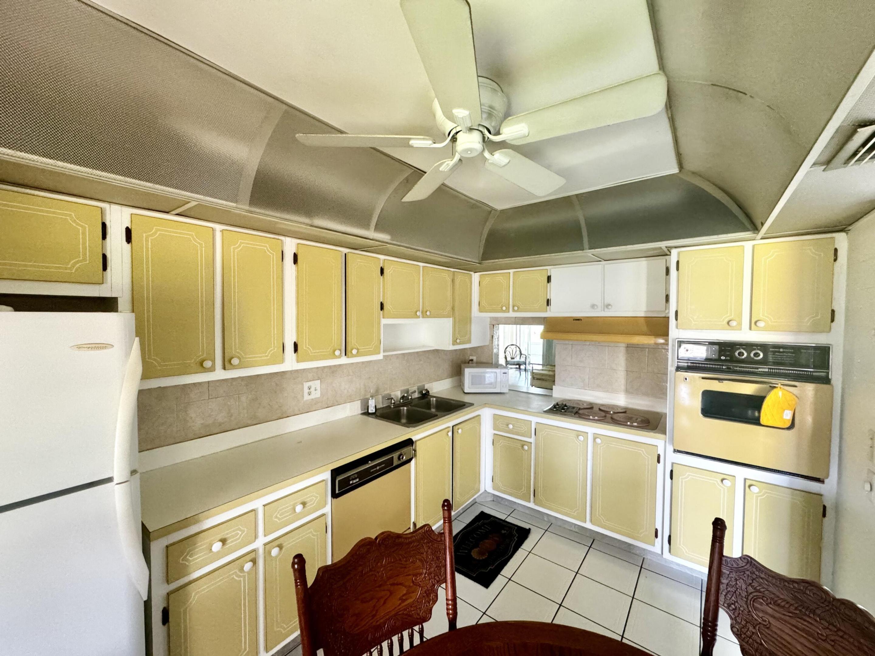 CRESTHAVEN CONDO TOWNHOMES SEC 2 - Residential Lease
