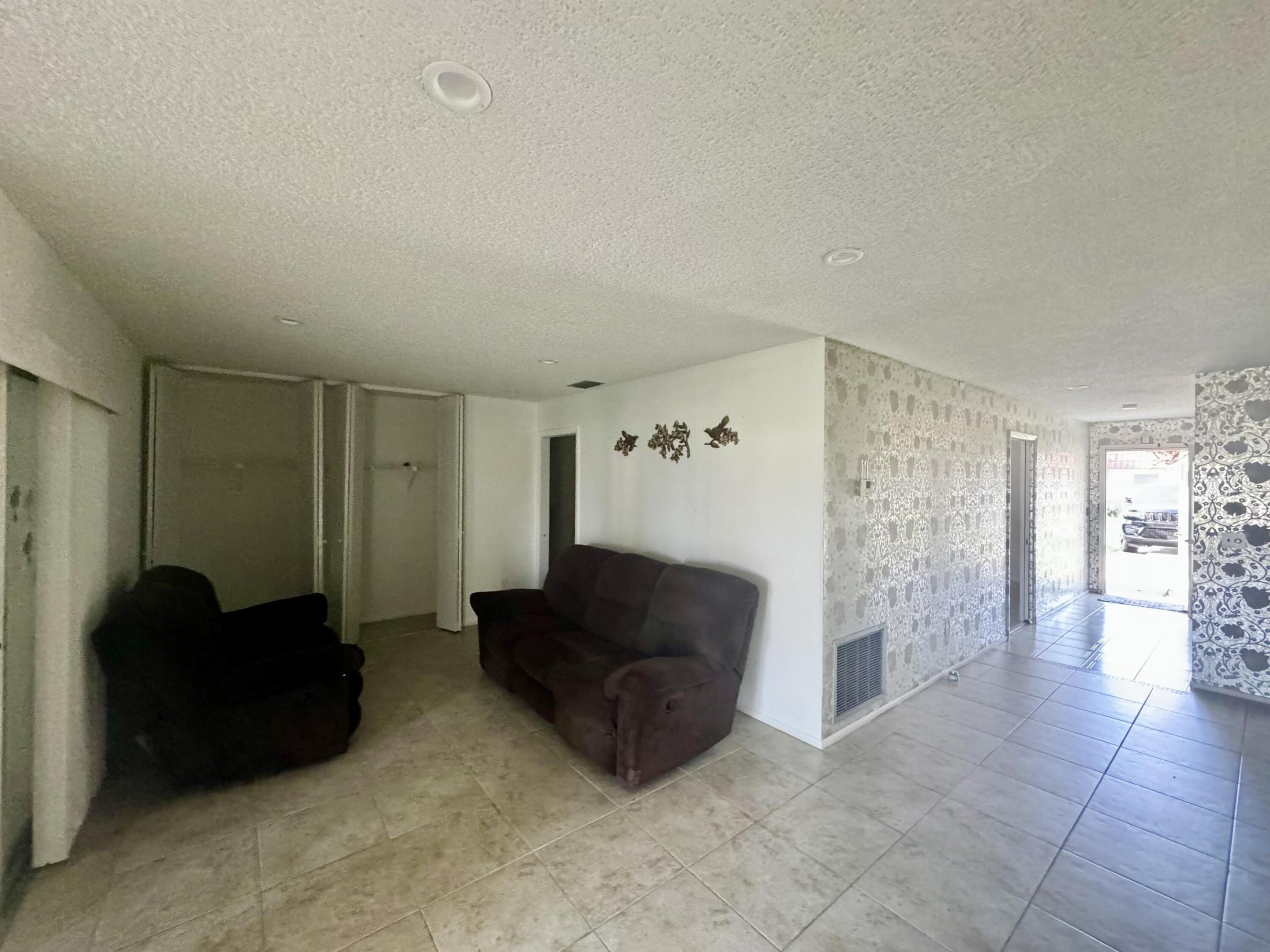CRESTHAVEN CONDO TOWNHOMES SEC 2 - Residential Lease