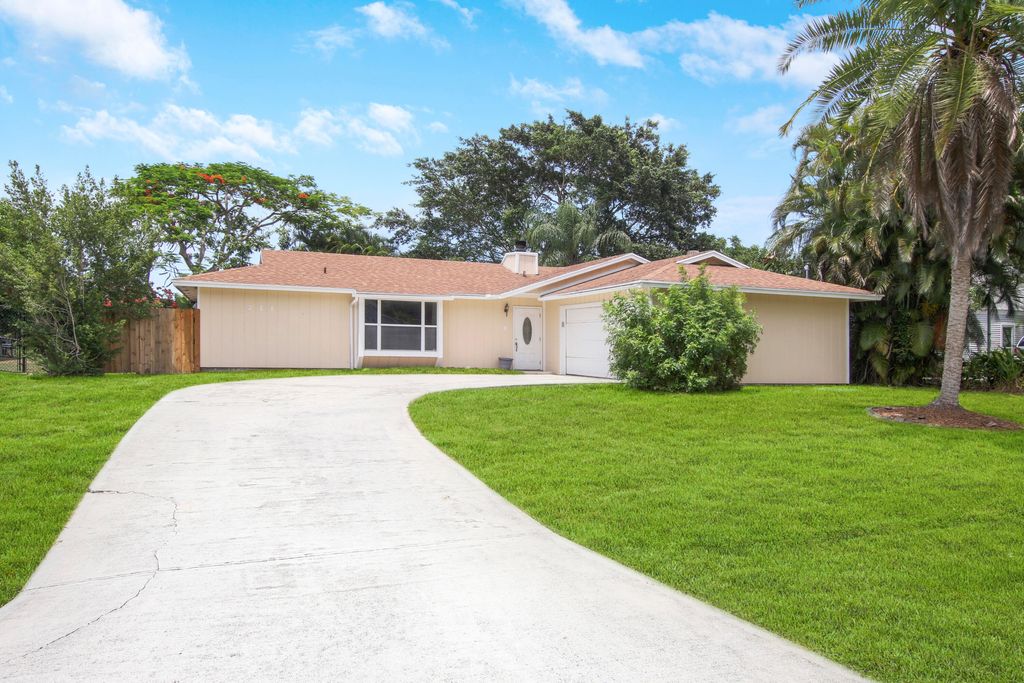 Photo of 711 SE Sweetbay Avenue, Port Saint Lucie, FL 34983 (MLS # R10803607)