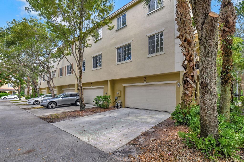 Photo of 1414 E Wickham Circle E, Delray Beach, FL 33445 (MLS # R11029677)