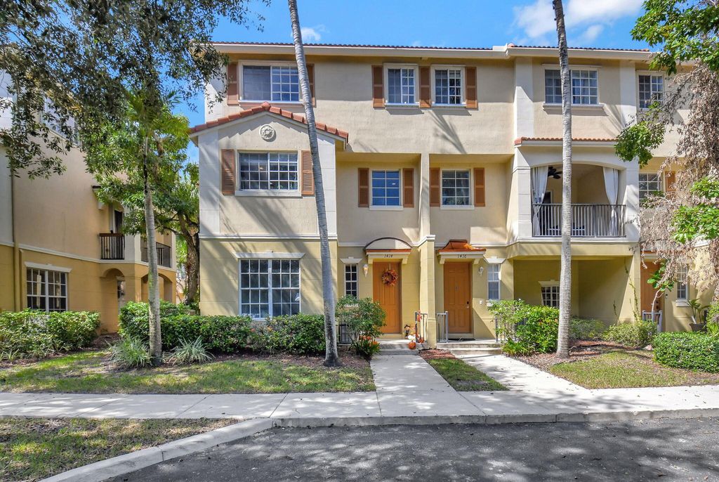 Photo of 1414 E Wickham Circle E, Delray Beach, FL 33445 (MLS # R11029677)