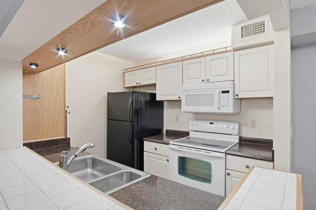 ANCHORAGE ON THE ST LUCIE - Residential Lease