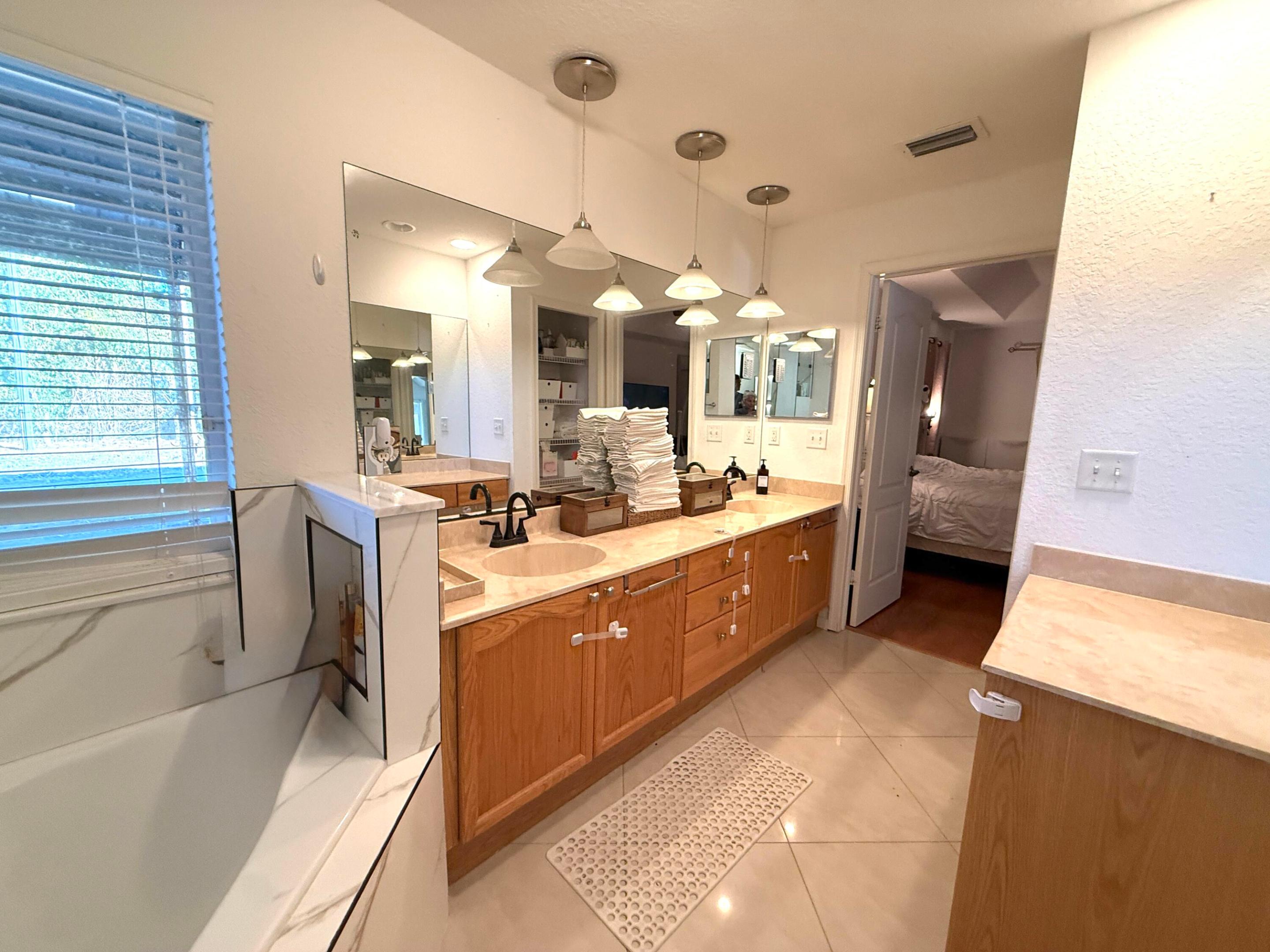 11-43-40~ N 237.9 FT OF S  3380.6 FT OF E 209.6 FT - Residential